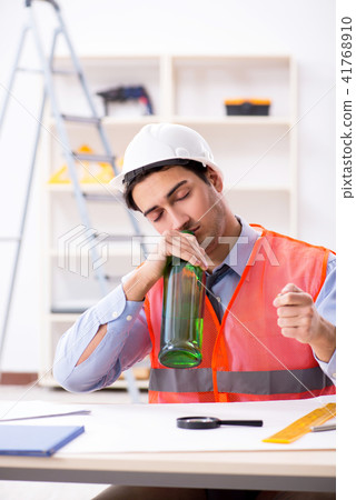 Drunk engineer working in the workshop 41768910