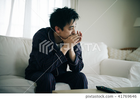 沮喪的睡衣的中年男子 41769646
