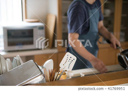 男人在廚房裡洗煎鍋 男人在廚房裡洗煎鍋 41769951