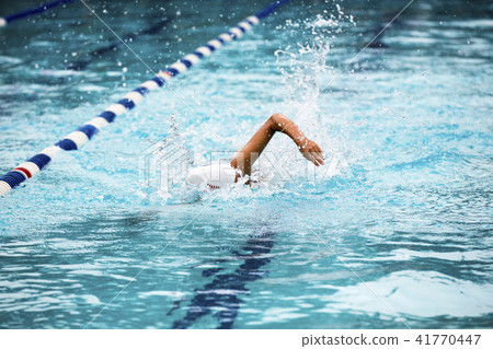 Swimming crawl 41770447