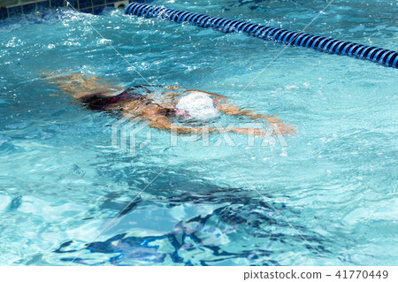 游泳爬行 41770449