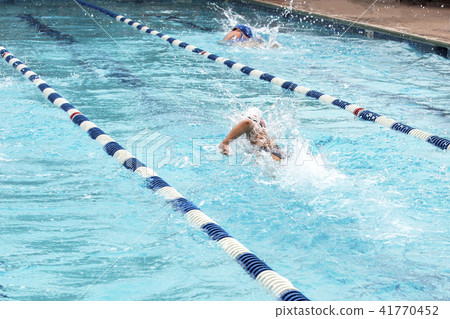 Swimming crawl 41770452