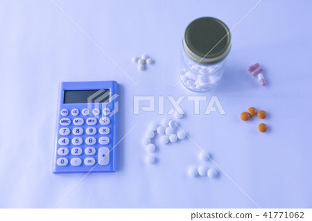 Medicine and calculator 41771062