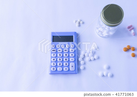 Medicine and calculator 41771063
