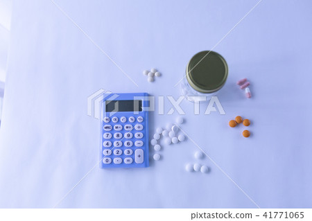Medicine and calculator 41771065