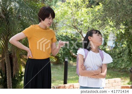 Mother scolding the daughter of elementary school student in rebellious period 41771434