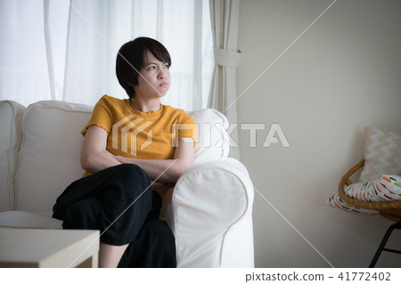 在一個懦弱的三十多歲的女人 41772402