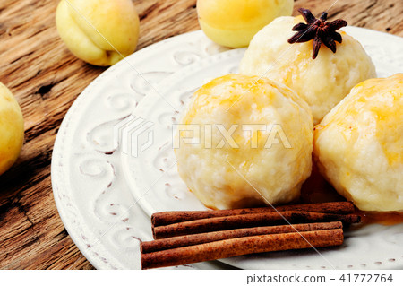 Dumplings with apricot and spicy syrup Dumplings with apricot and spicy syrup 41772764