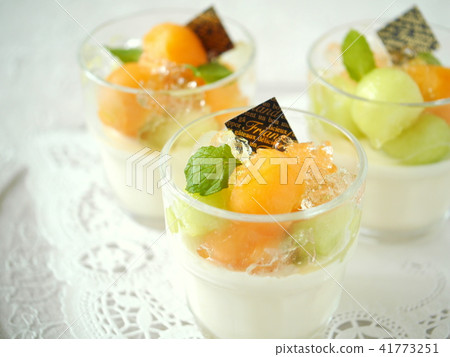 玻璃沙漠甜瓜和果凍的奶油布丁(水平位置向上) 玻璃沙漠甜瓜和果凍的奶油布丁(水平位置向上) 41773251