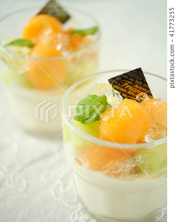 玻璃沙漠甜瓜和果凍的奶油布丁(一對) 玻璃沙漠甜瓜和果凍的奶油布丁(一對) 41773255