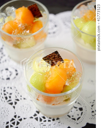 Glass desert melon and Jere 's panna cotta black background (high angle) Glass desert melon and Jere 's panna cotta black background (high angle) 41773523