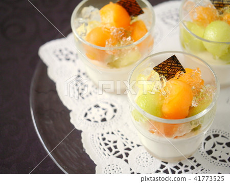 Glass desert melon and Jere 's panna cotta black background (horizontal position high angle) Glass desert melon and Jere 's panna cotta black background (horizontal position high angle) 41773525