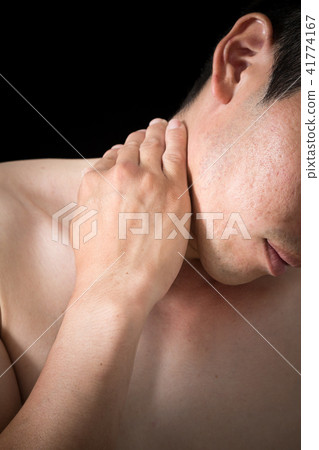 Male stiff neck 41774167