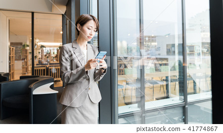 使用智慧型手機的女人 41774867