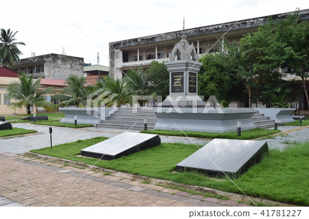 圖爾 - 斯倫大屠殺犯罪博物館（柬埔寨金邊）的庭院 41781227