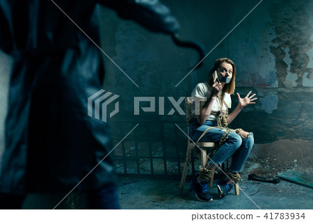 Victim of serial maniac tries to call the police 41783934