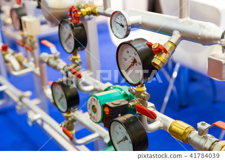 Pressure gauge, valves on  pipeline, heat circuit 41784039