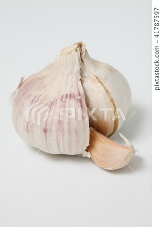 Fresh garlic isolated on white background Fresh garlic isolated on white background 41787597