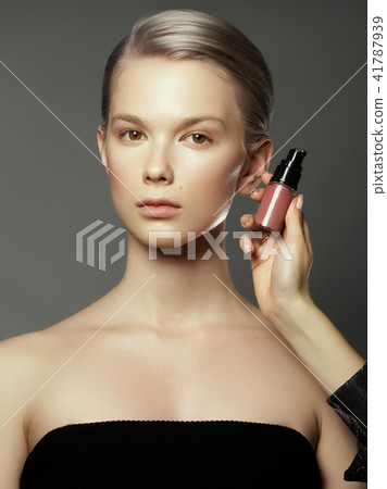 Beautiful girl surrounded by hands of makeup 41787939