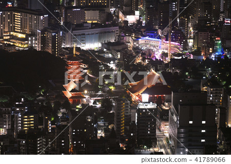 東京的都市風景看法在淺草寺廟等。 東京的都市風景看法在淺草寺廟等。 41789066