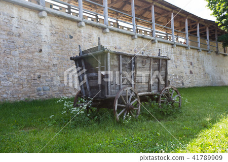 Vintage wooden cart 41789909