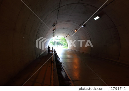 在隧道內 在隧道內 41791741