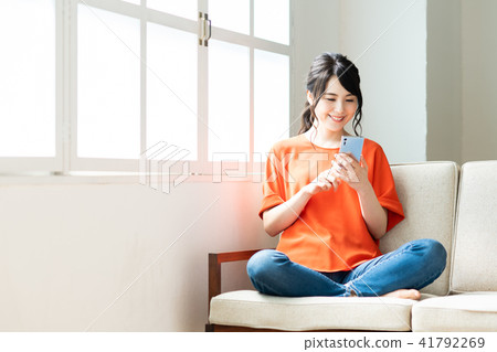 一位年輕女士(智能手機) 一位年輕女士(智能手機) 41792269