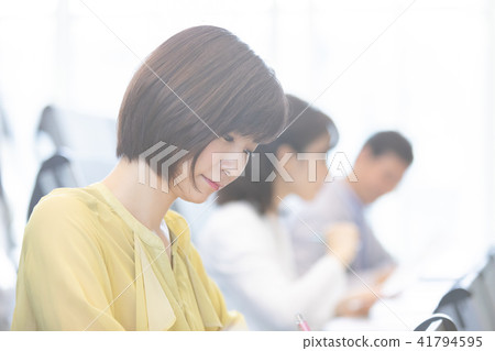 採取資格考試資格考試辦公室偶然企業場面的商人研討 採取資格考試資格考試辦公室偶然企業場面的商人研討 41794595