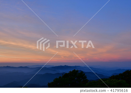 Mountain ranges that dyed at dusk @ Odaikehayama Mountain ranges that dyed at dusk @ Odaikehayama 41795616