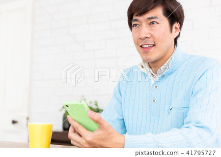 Middle men watching smaho Middle men watching smaho 41795727