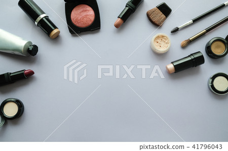 cosmetic packaging .makeup set purple background. cosmetic packaging .makeup set purple background. 41796043