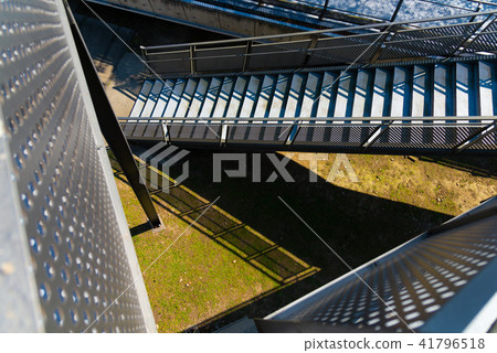 天橋的階梯與光 歩道橋の階段と光 Metal Stairs of the Overpass 41796518