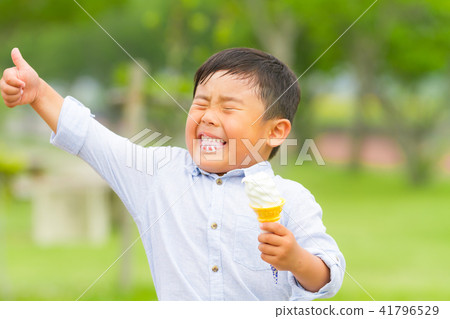 Boys kids park benches soft cream eat 41796529