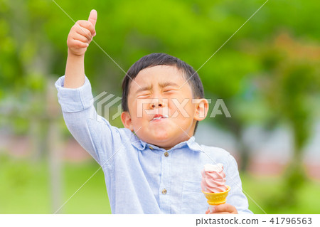 Boys kids park benches soft cream eat 41796563