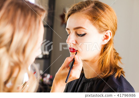 Hand of make-up master 41796986