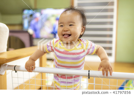 有站立的微笑的嬰孩與微笑 41797856