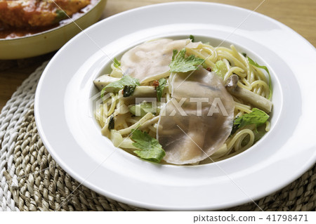 麵團用未加工的火腿和芹菜 麵團用未加工的火腿和芹菜 41798471