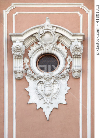 Statue of St. Helen on cathedral in Vilnius 41801312