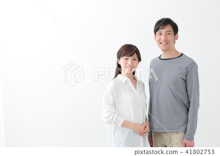 Middle couple couple 41802753