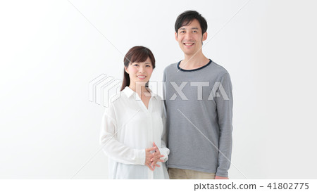Middle couple couple 41802775