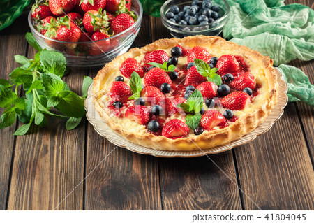 Tart with curd cheese and strawberries Tart with curd cheese and strawberries 41804045