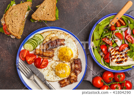 Vegetable salad with goat cheese, sandwiches  41804290