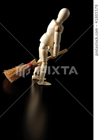 老師!男孩們在玩耍。 老師!男孩們在玩耍。 41805578
