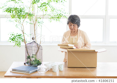 Sorting out belongings Sorting out belongings 41806151