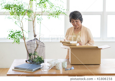 Sorting out belongings 41806158