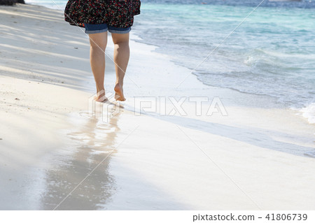 Asian girl walk on the beach 41806739