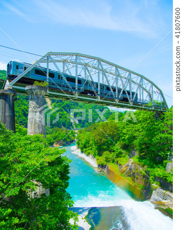 Ototsuki穿過Himekawa的鐵橋 Ototsuki穿過Himekawa的鐵橋 41807600