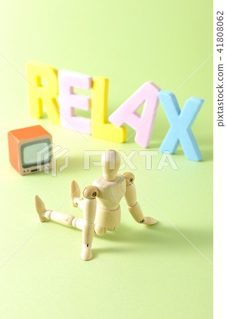 I spend my holiday watching TV. 41808062