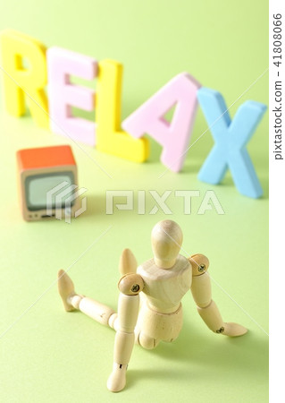 I spend my holiday watching TV. 41808066