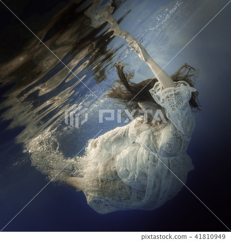 Portrait of a girl in a white dress under the wate 41810949